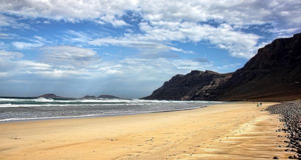 Playa de Famara Lanzarote Najładniejsza plaża na Lanzarote Playa de Famara