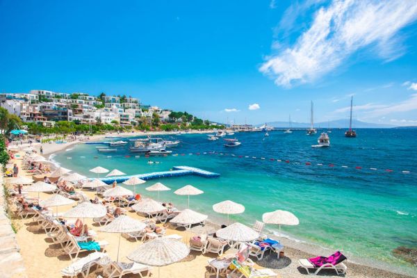 Wypoczynek na plaży. Plaża Bodrum Turcja
