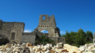 Widok na ruiny zamku Dvigrad w Chorwacji